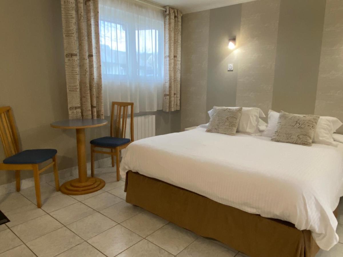 Hotel Contact - Les Bleuets & La Riviere-Saint-Sauveur